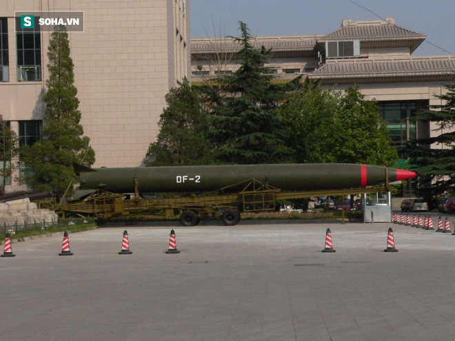 Tên lửa hạt nhân DF-2 của Trung Quốc rơi tự do sau khi phóng, gây vụ nổ lớn dưới mặt đất - Ảnh 1.